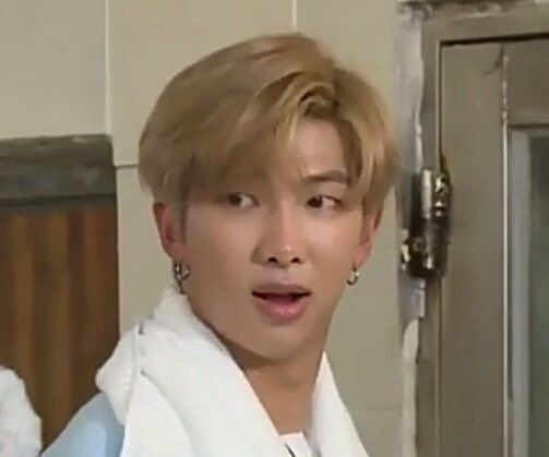 ktae_be's tweet photo. momentos em que o namjoon precisa ser salvo dele mesmo - a thread https://t.co/ZWnXOsWynv