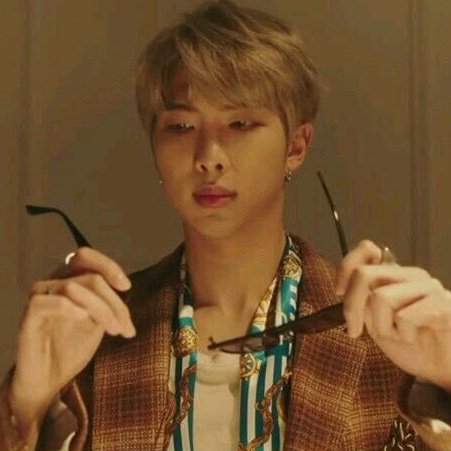 ktae_be's tweet photo. momentos em que o namjoon precisa ser salvo dele mesmo - a thread https://t.co/ZWnXOsWynv