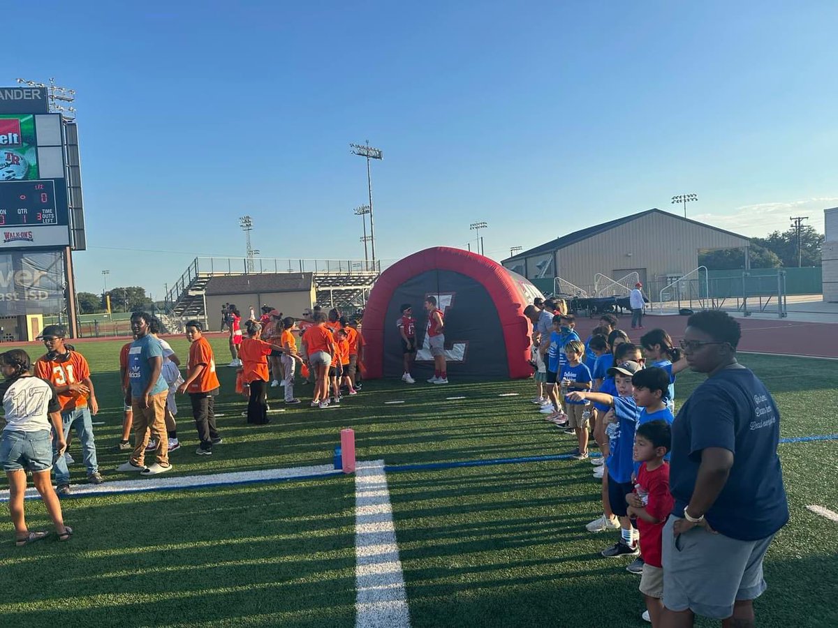 RootEdSA's tweet photo. LEE High School hosted their annual tailgate along with the Future Volunteer Game and it was a huge success!!! So many Jackson and Nimitz Middle schoolers and cluster elementary kiddos came to play games and gather together. It was a great night!!!! #RootEdLEE https://t.co/QJjWxRBrVI