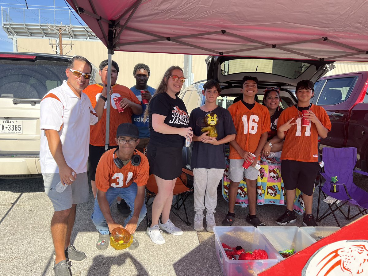 RootEdSA's tweet photo. LEE High School hosted their annual tailgate along with the Future Volunteer Game and it was a huge success!!! So many Jackson and Nimitz Middle schoolers and cluster elementary kiddos came to play games and gather together. It was a great night!!!! #RootEdLEE https://t.co/QJjWxRBrVI