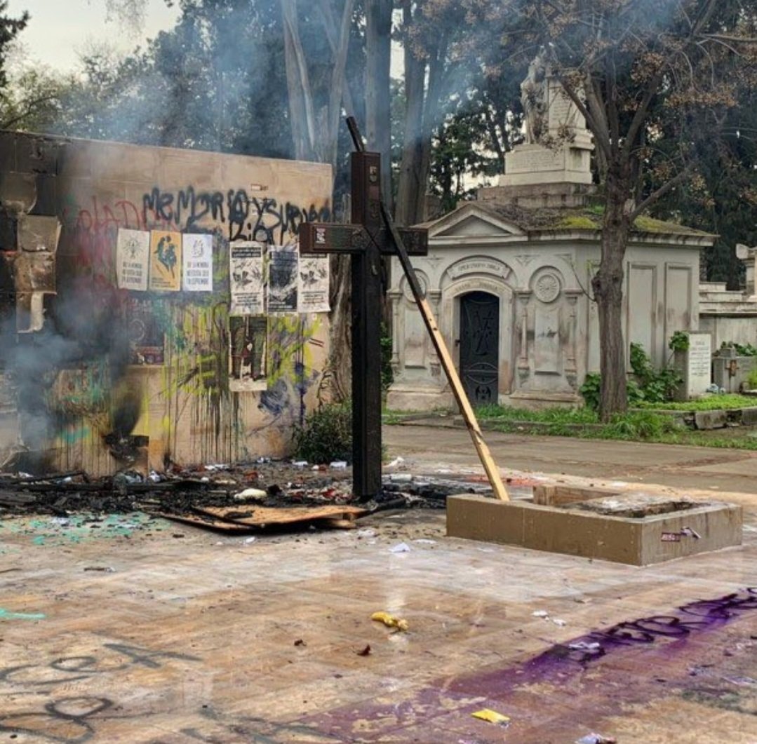 Mi abuela siempre decía:
Debes entender que las personas felices no pierden su tiempo haciendo el mal a los demás. La maldad es para gente infeliz, frustrada, envidiosa y muy mediocre.