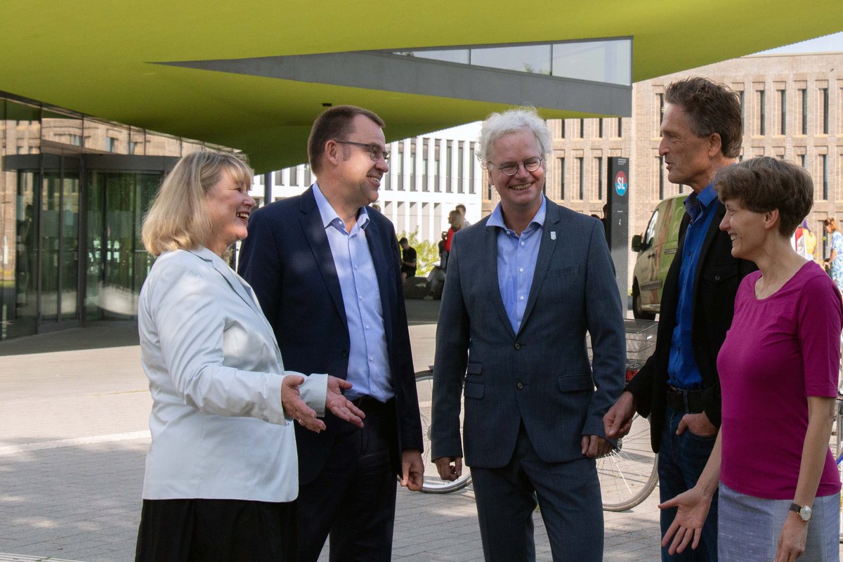 HS_Osnabrueck's tweet photo. Hochschulpraxis und #Hochschulforschung richtig verzahnen: Gut gelaunt starteten die Verantwortlichen zusammen mit 200 Teilnehmenden an der #HSOS in den ersten von drei Veranstaltungstagen der 18. Jahrestagung der Gesellschaft für Hochschulforschung (GfHf). @che_concept https://t.co/lBSoOMTI5W