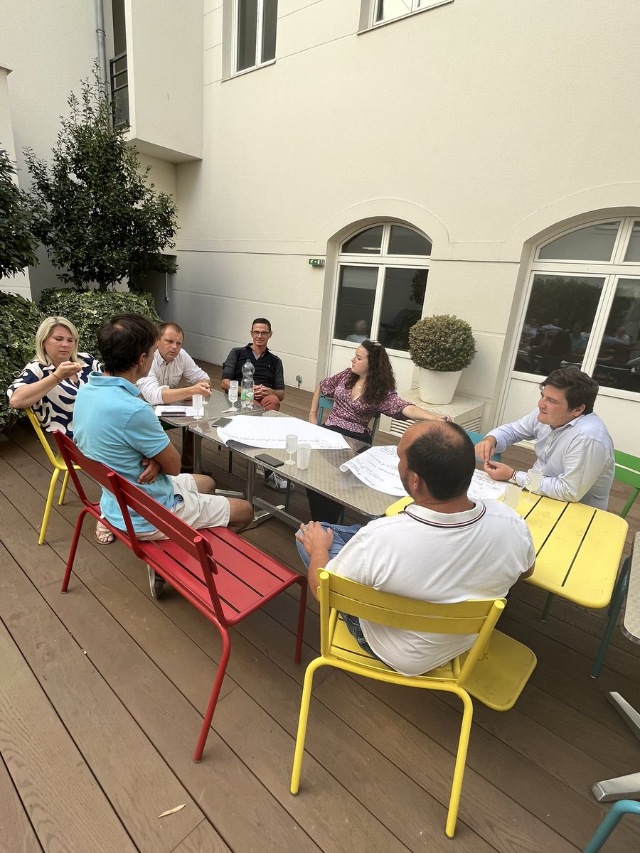 FrseaIDF's tweet photo. @FNSEA projet réseau 2025 en ILE-DE-FRANCE 👉 séminaire de la @FrseaIDF avec @JAregionIDF @CAIDF 👉 Les groupes, studieux, écrivent ensemble le projet de structure régional, avec pour ambition de toujours mieux accompagner l’agriculteur en lien avec la réalité du terrain.👩🏽‍🌾🧑‍🌾👨🏼‍🌾🌾 https://t.co/sTeBcAVmZn