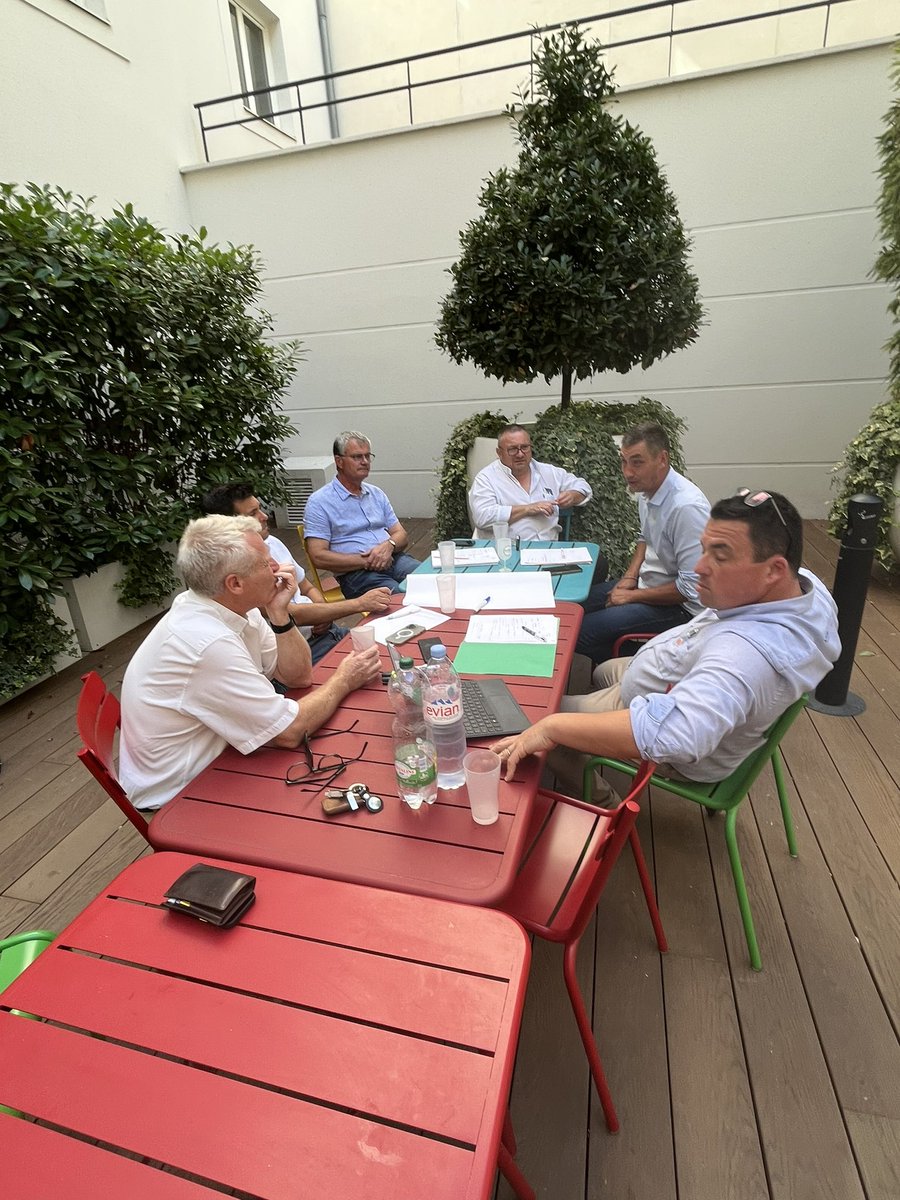 FrseaIDF's tweet photo. @FNSEA projet réseau 2025 en ILE-DE-FRANCE 👉 séminaire de la @FrseaIDF avec @JAregionIDF @CAIDF 👉 Les groupes, studieux, écrivent ensemble le projet de structure régional, avec pour ambition de toujours mieux accompagner l’agriculteur en lien avec la réalité du terrain.👩🏽‍🌾🧑‍🌾👨🏼‍🌾🌾 https://t.co/sTeBcAVmZn