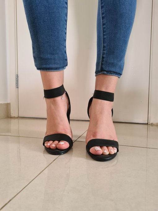 Jeans + Heels + White toes = 😍🥵💦 https://t.co/XpeaVp7t1g<a href="/tag/mvsales"class="tags"><span>#mvsales</span></a>