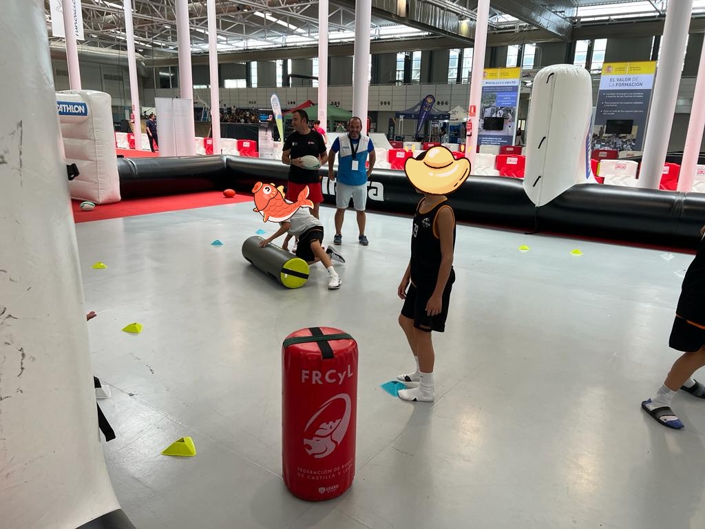 RugbyArroyo's tweet photo. Gracias a Decathlon y al Club de Rugby Arroyo más de 120 niños entre viernes y domingo pudieron conocer el rugby de manos del Club de Rugby Arroyo y disfrutar de un rato de este en la Feria de Muestras de Valladolid. @DecathlonES
@PenaChef
#OrgulloOrnitorrinco #redside https://t.co/2HjDTlcQ1F
