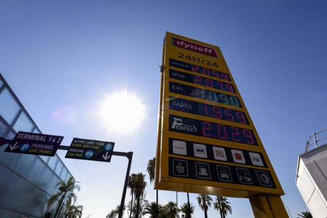 Republicainlib's tweet photo. Prix des carburants : la barre des deux euros le litre de nouveau franchie
Un litre de sans plomb 98 valait en moyenne vendredi 2,0043 euros le litre dans les stations-service en France, au plus haut depuis plus d'un an. https://t.co/xP8wgUH5LW