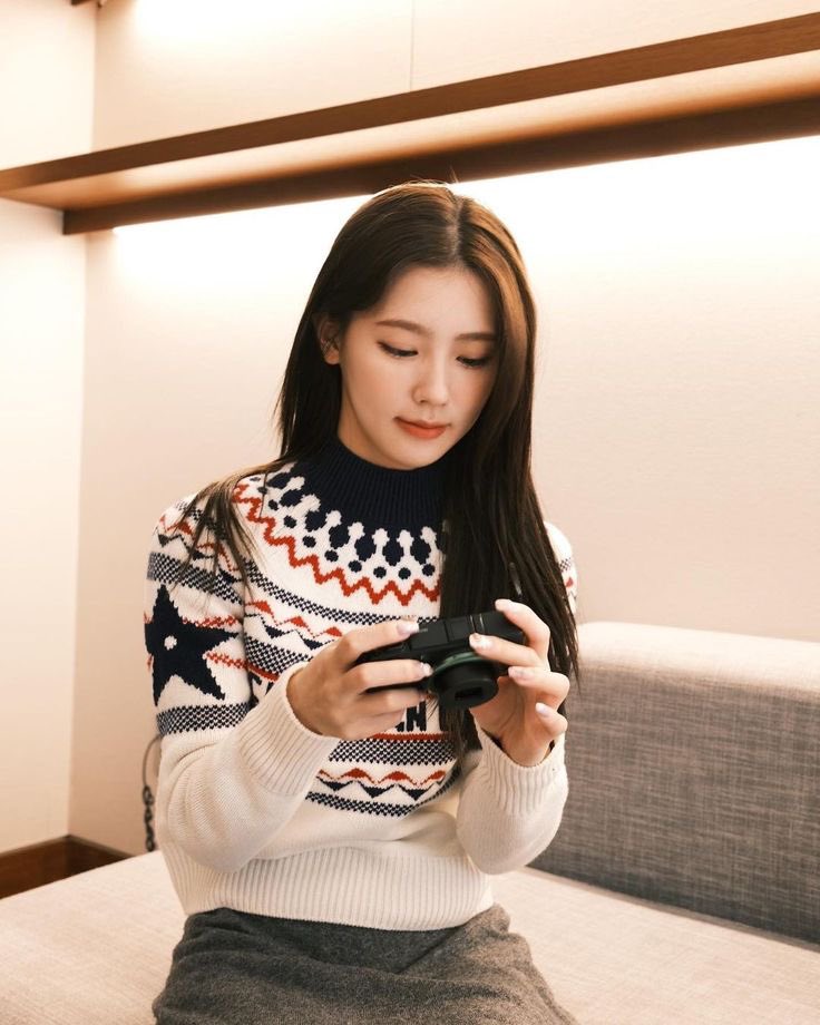 Ms__Ivashkov's tweet photo. ㅤ
ㅤㅤ
“Dor” ia sedikit memberikan kejutan ke sesorang puan yang sedari tadi sudah menunggu nya di depan gerbang sana.

“Aku gak lama kan kak.” Sambil tersenyum sambil mengecek hasil potretnya. 

@Ms_FVoda 
ㅤ
ㅤㅤ https://t.co/jiqhC4702E
