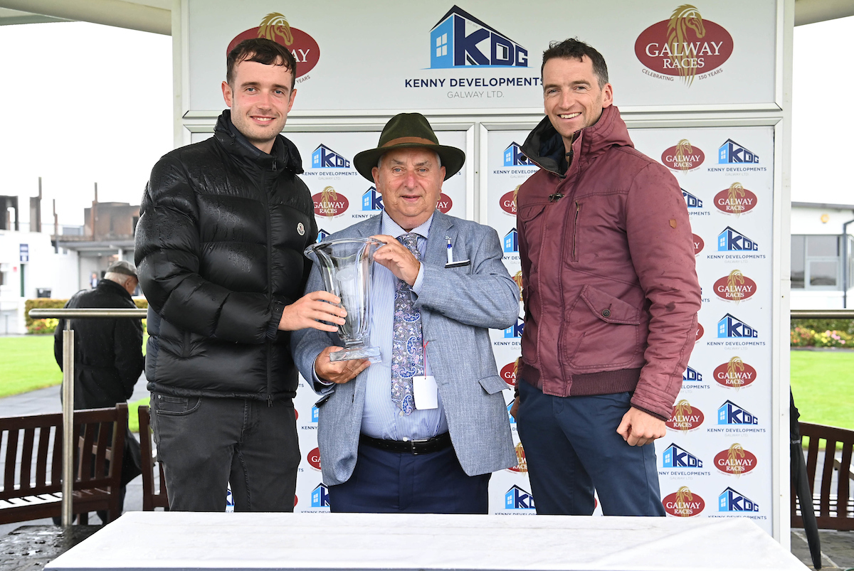 Galway_Races's tweet photo. 🏆1st race: The @Kennyltd Maiden Hurdle  

Won by: Alvaniy  Trained by: @WillieMullinsNH
Ridden by: @BrianHayesb
Owned by: Paul Byrne   

📷Healy Photography: congratulations from all the team at Galway Racecourse #GalwayRaces https://t.co/IGRBry98yr