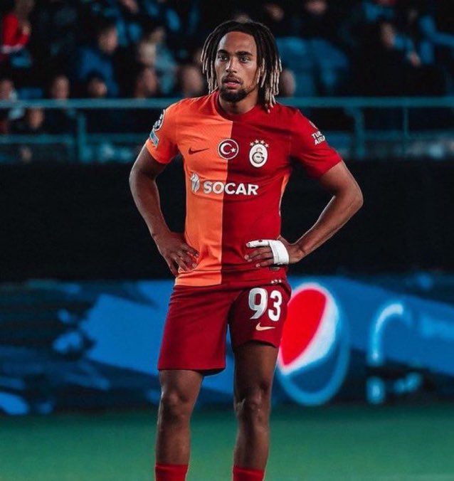 ActuSRFC_'s tweet photo. 🗣️🇫🇷 Sacha Boey : « C’est carré, là-bas. C’est le meilleur centre de formation de France, c’est à côté de Paris en plus… Et puis, le Stade rennais te suit dans ton parcours scolaire. Ils forment des hommes avant de former des footballeurs. » (@sofoot) https://t.co/UCmM2gtosv