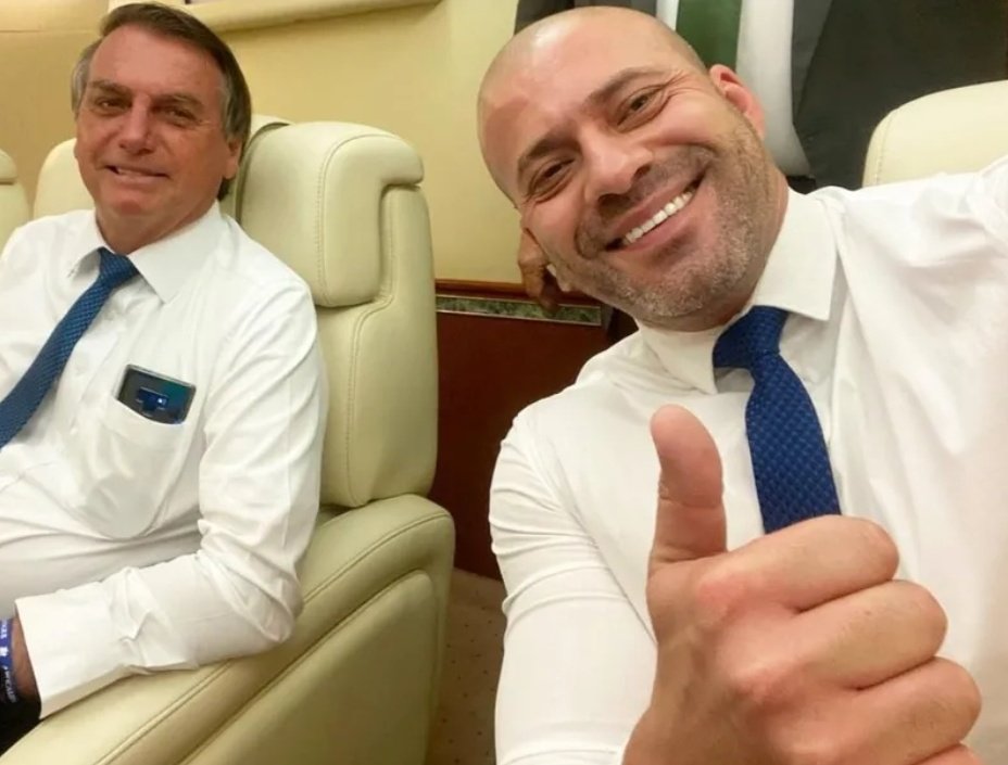 AbrahamWeint's tweet photo. Alguém lembra do Daniel?
Está preso com o Frutuozo em Bangu.
Eu e me irmão alertamos que a "graça presidencial" era mais uma bravata, fomos massacrados.
@BolsonaroSP nos xingou.
E agora?
Quem estava certo?
Enganar e mentir!
Essa é a verdadeira estratégia Sun Tzu de Bolsonaro! https://t.co/N8aSJZLPHd