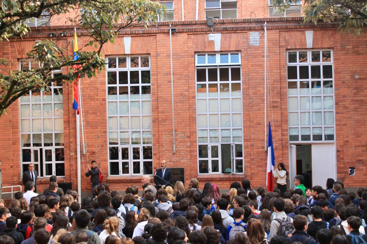 PrietoMaxime's tweet photo. Ravi d’avoir reçu ce matin l’équipe de l’ambassade @France_Colombia pour la levée des drapeaux  en présence de la communauté scolaire du @LFBogota https://t.co/LGDI7AkUDU