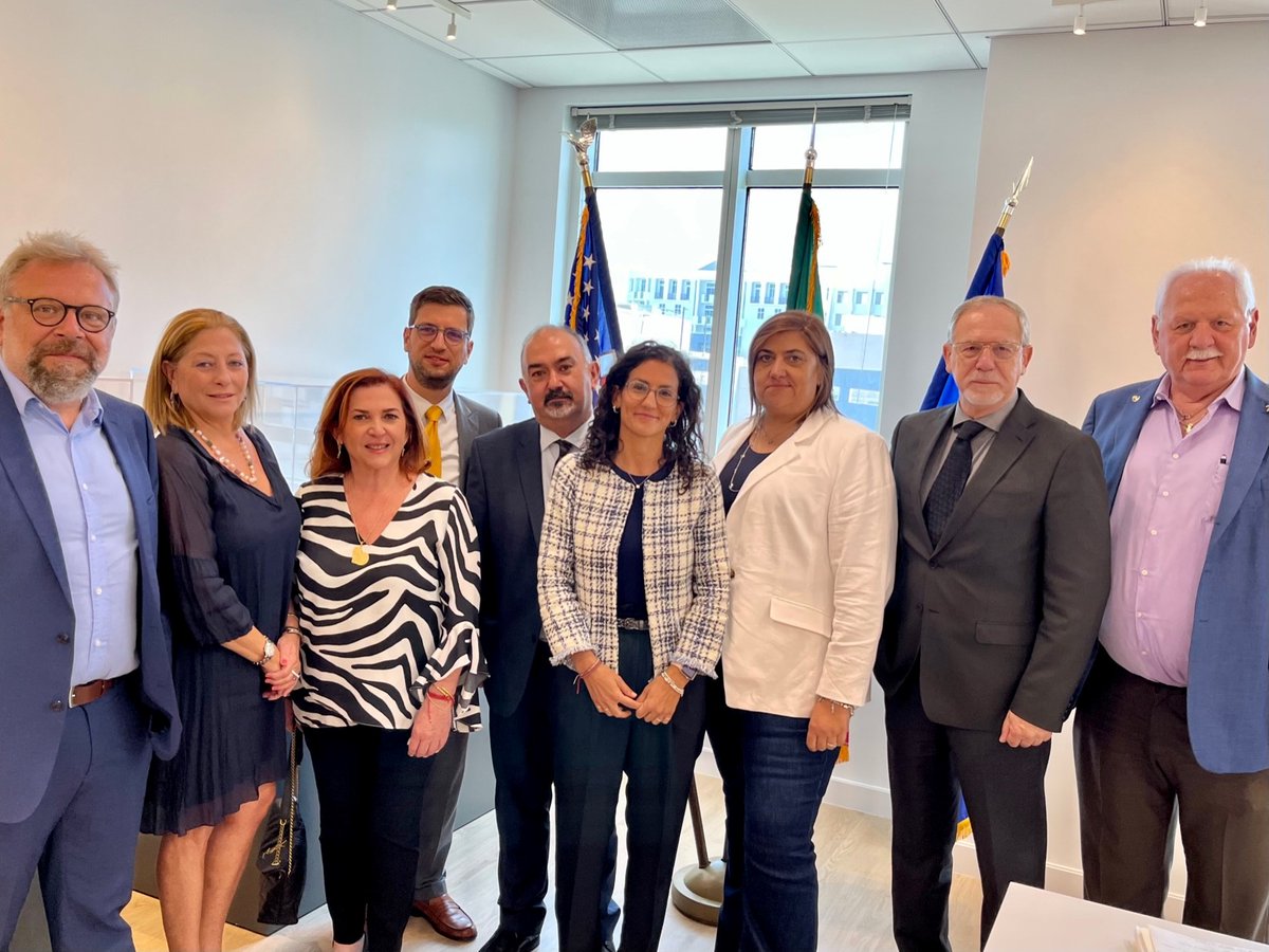 ItalyinMIA's tweet photo. Primo incontro del Console Generale Michele Mistò con i membri del https://t.co/cdtApqJYxK. di Miami. Una preziosa occasione per esprimere la vicinanza del Consolato alla comunità italiana presente nella circoscrizione🤝🇮🇹 https://t.co/ZTp3XViDj2