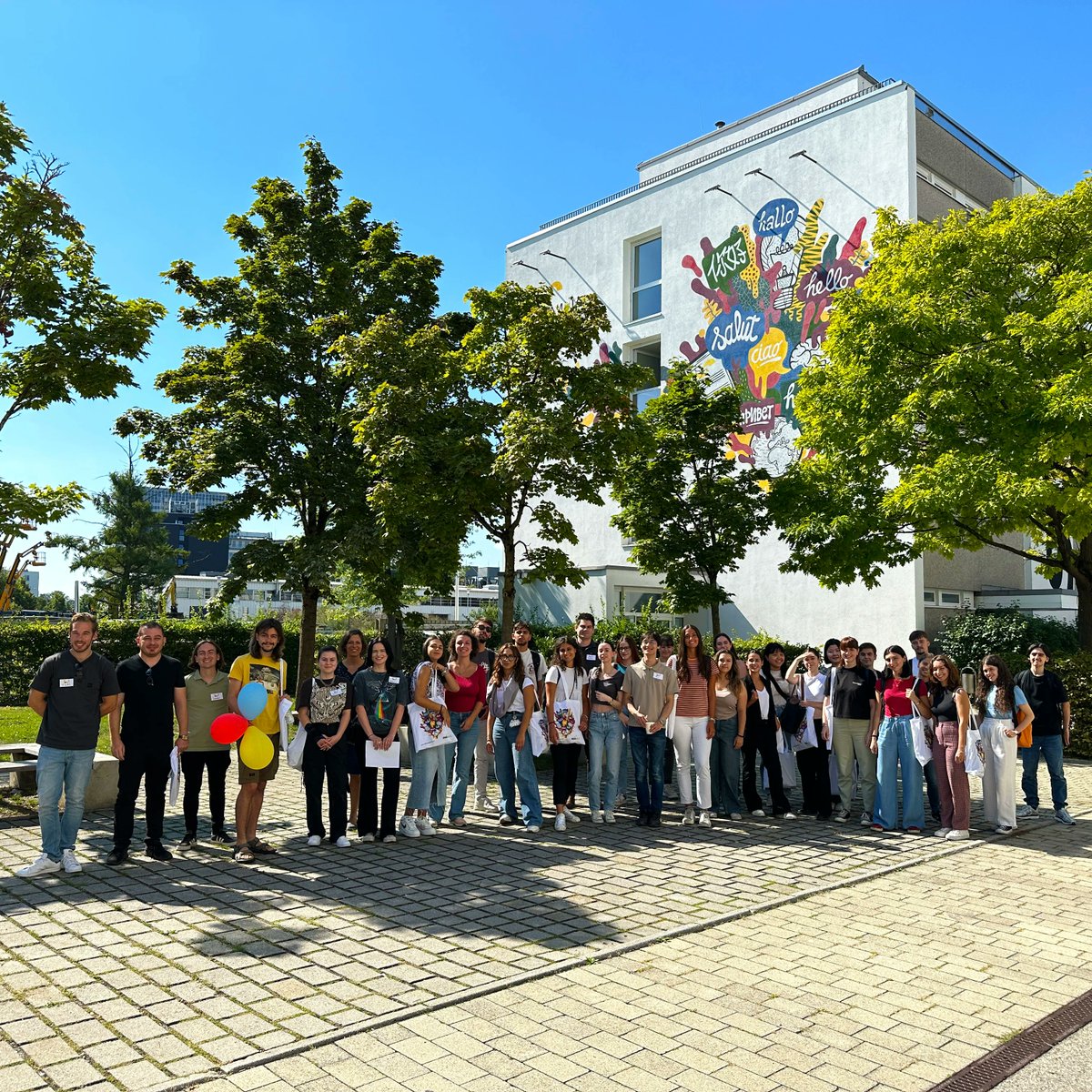 SDI_Muenchen's tweet photo. 🌍 Today, we had the pleasure of welcoming a group of 30 Erasmus+ students hailing from Belgium, France, Italy, Spain, Taiwan and Turkey. Welcome to Munich, we hope you enjoy your stay! 🥨🍻🌳 

#erasmusplus #semesterabroad #studyingermany https://t.co/LzXdYRPor5
