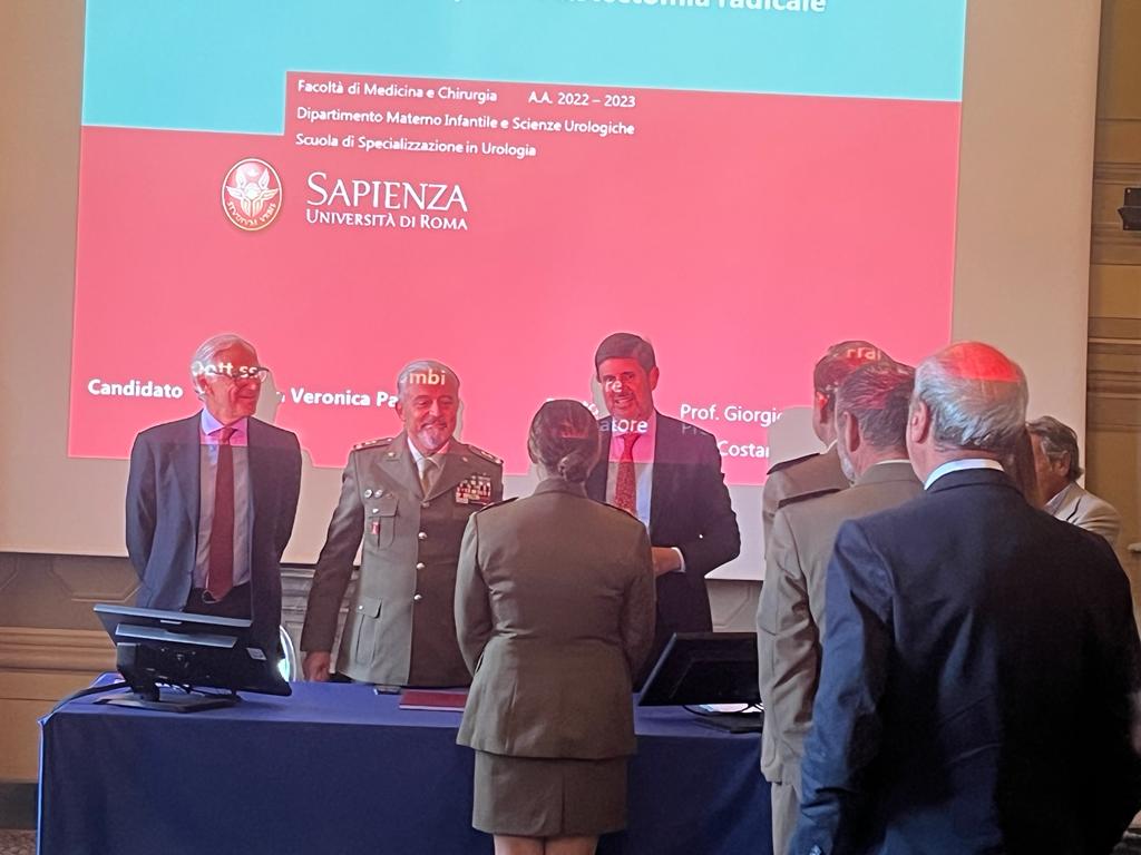 Per la prima volta conferita la specializzazione in Urologia presso l'ospedale Militare del Celio. Una bellissima cerimonia conferma il legame fra Sapienza e Celio. I migliori complimenti alla Dssa Veronica Palombi per l'ottimo percorso 
@sapienzaroma @policlinico.umberto1