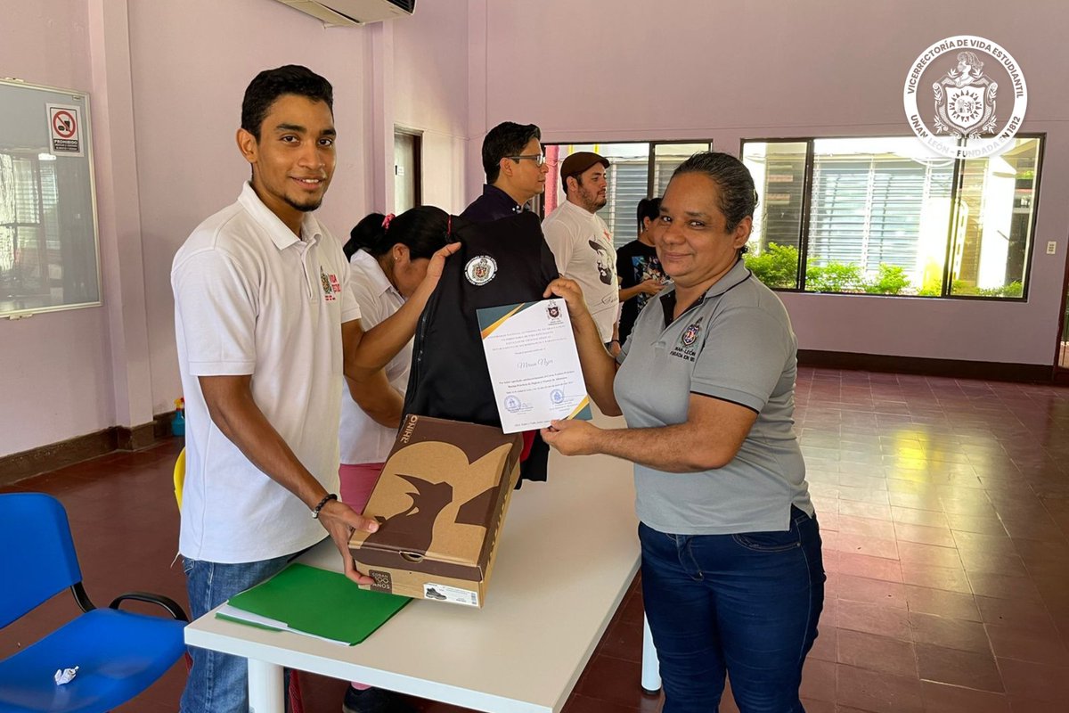 La Vicerrectoría de vida Estudiantil y el departamento de microbiología de la UNAN León, entregaron certificado al personal del comedor universitario, por haber aprobado satisfactoriamente el curso teórico-práctico "Buenas Prácticas de Higiene y Manejo de Alimentos".