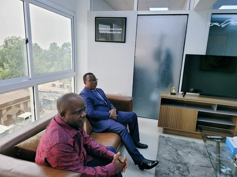 johnseke245328's tweet photo. 🚨#CNSSAP : Le #Top_manager DG @Junior_Mata1 a eu un tout premier tête-à-tête avec les professeurs des universités membres de l'#APUKIN. Même si rein n'a filtré de leur entretien, l'on croit k ça rentre dans le cadre de la vulgarisation de réforme ds le secteur sécurité sociale. https://t.co/Mq279bnOjU