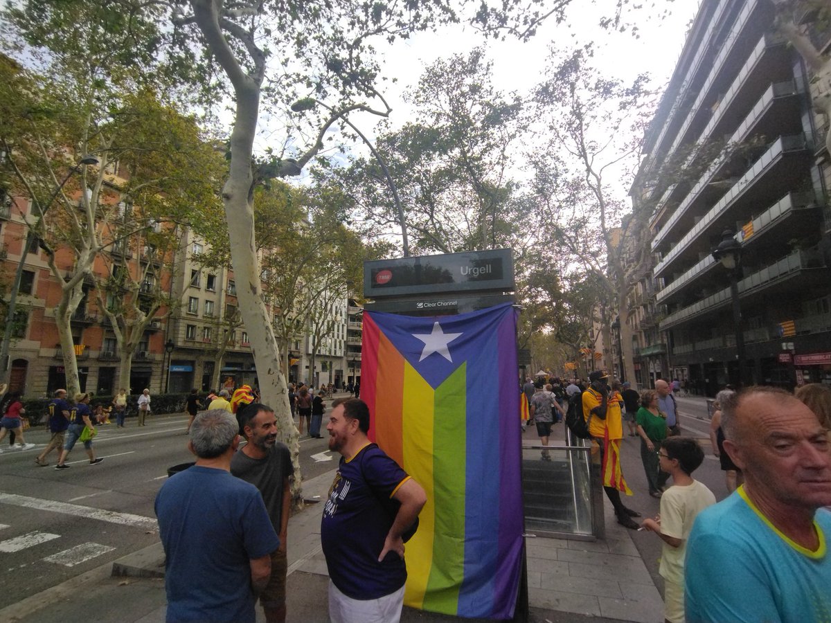 ANCglxi's tweet photo. La Gran Via ja es va omplint al carrer Urgell a mesura que s'acosten les 17:14 https://t.co/nNNonpkRdV
