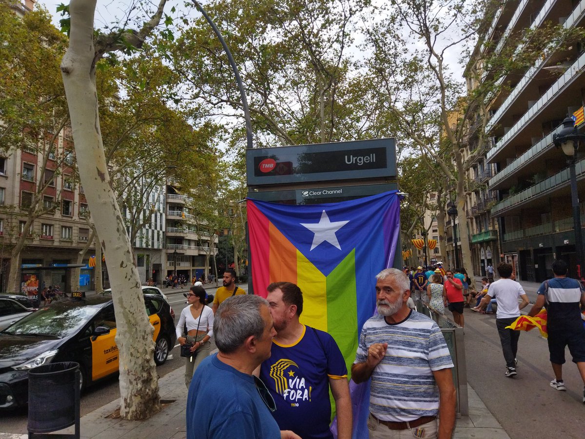 La Gran Via ja es va omplint al carrer Urgell a mesura que s'acosten les 17:14