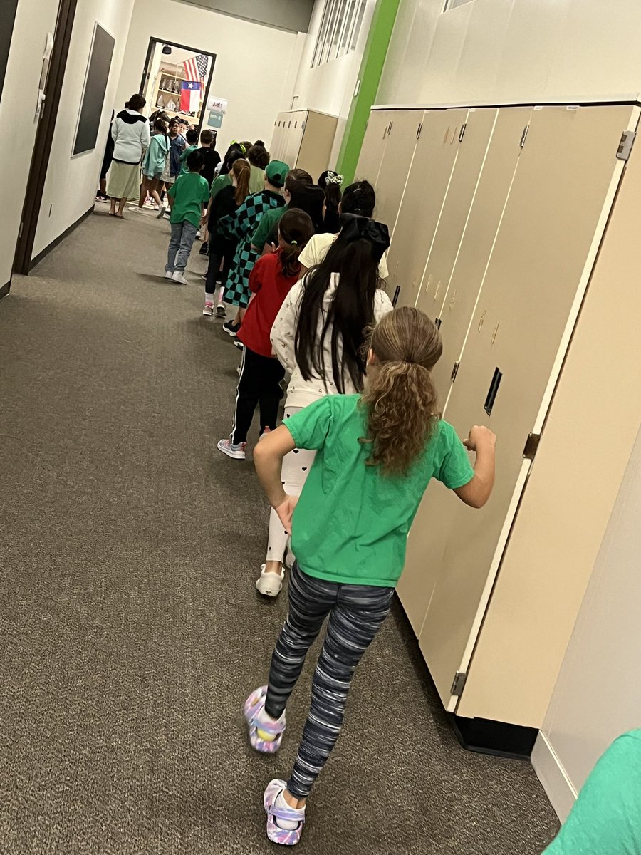 OE3rd's tweet photo. Love seeing all these 3rd graders wearing green to kick off #StartWithHello week to show we are all part of the @HumbleISD_OE family! #SandyHookPromise https://t.co/sxNIyiyaBz