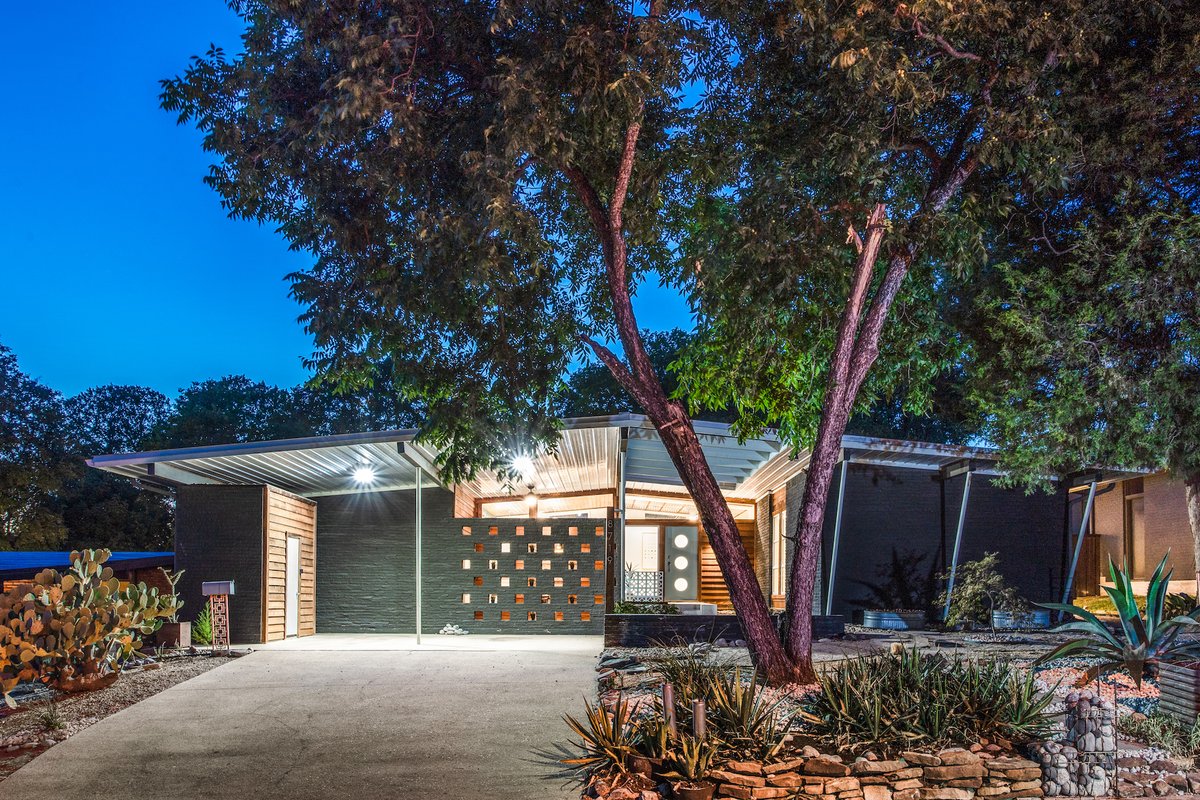 Love so much about this house - the textures alone are amazing!
.
Hot Property: An Adorable Mid-Century Rambler with Jetsons Energy in Casa Linda. Via @dmagazine. bit.ly/dallas-jetsons…
.
.
.
#makeitmidcentury #midcenturymodern #midcenturydallas