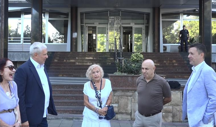 katarina2002vil's tweet photo. @BorisTadic58 Spala knjiga na tri slova: Vida, Šumke i ekipa a na licu kiseo osmeh. E Borise, Borise, jel se pitaš nekada šta si sve u svom životu pogrešio? https://t.co/8RUe1OTSWA