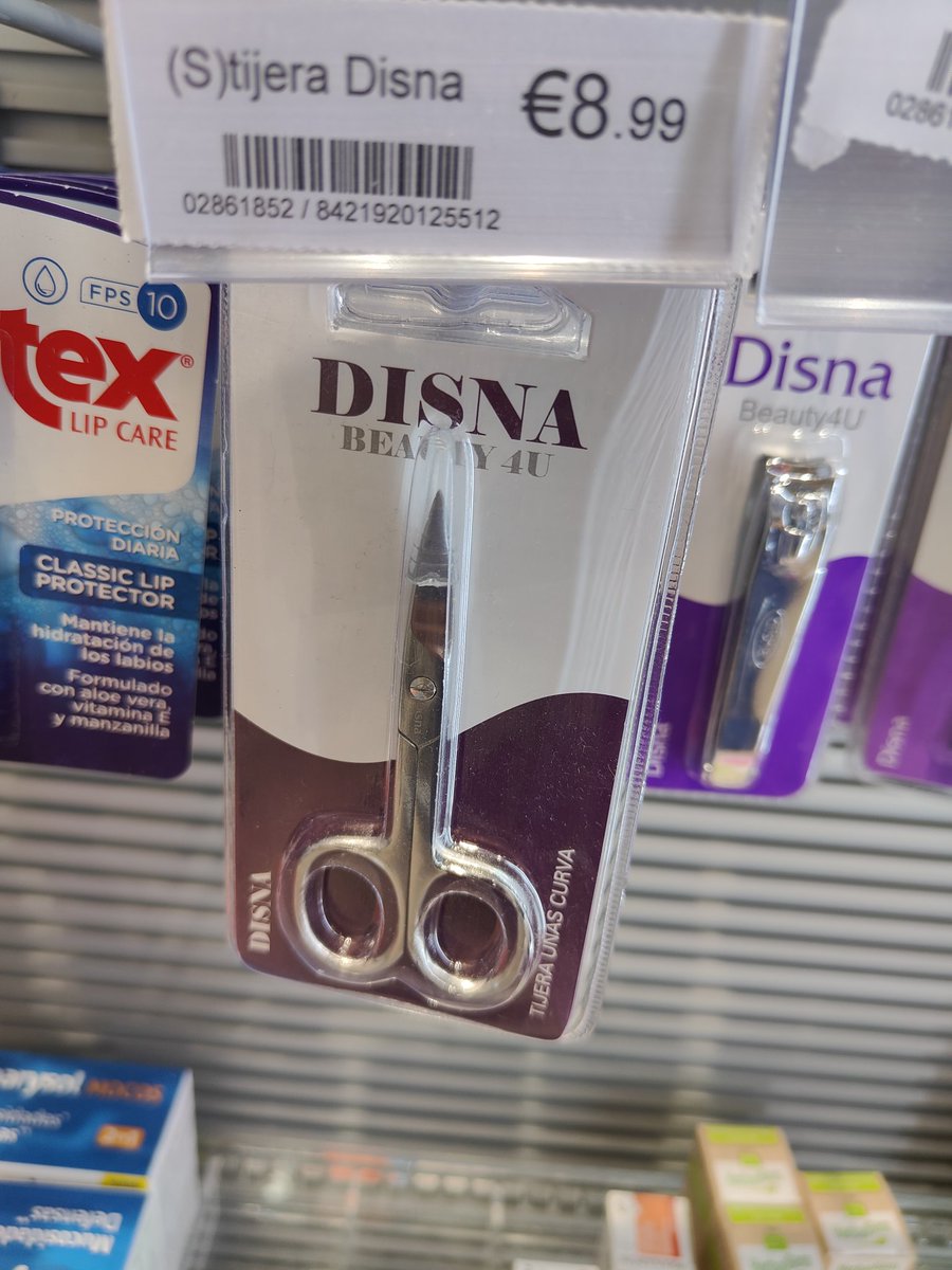 1. Metes tijeritas en el equipaje de mano
2. Te las quitan los de seguridad vaya a ser que secuestres el avión
3. Te compras otras tijeritas en el WHSmith de la zona limpia
4. ¿Secuestras un avión por el módico precio de 8,99€?