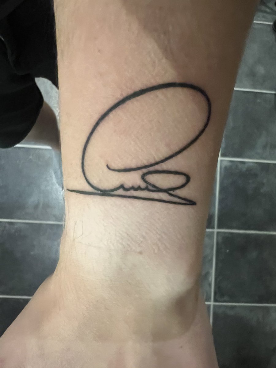 AFCTransNews's tweet photo. @LewisHamilton Loving life after having your signature tattooed on me 🤩 https://t.co/hC439xtbdc