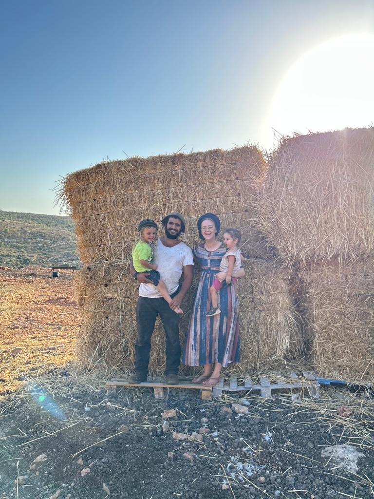 NisaniTom's tweet photo. תכירו את עדן ורבקה.
הם חיים בחווה ליד הישובים יקיר ונופים בשומרון.
הבית שלהם הוא משאית שהוסבה למגורים.
אין להם שמירה או אבטחה. בלילה הם שומרים. ביום הם עובדים.

רבקה מורה, ועדן מנהל את החווה. הם מגדלים ילדים תוך כדי מאבק מתמשך להחזיק את החווה ולא להיכנס לחובות, לשמור על המרחבים>> https://t.co/uZEbJ5bYGs