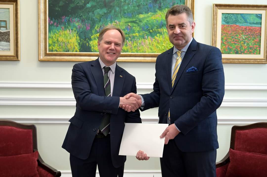 UKinUkraine's tweet photo. The newly appointed 🇬🇧 Ambassador to 🇺🇦 Martin Harris CMG OBE handed over the copies of his Credentials to the Deputy Minister of Foreign Affairs of Ukraine, Yevhen Perebyinis. 

📸 Міністерство закордонних справ України / @MFA_Ukraine https://t.co/gXU3MLu7yX