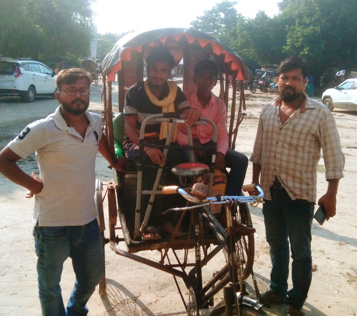 दुर्घटना की कारण 7 महीने से भरत महापात्रा अस्पताल में था, चलने में अबतक समस्या है, स्टैंड की मदद से चल पाता है। लेकिन आज दरभंगा एम्स के लिए MSU सेनानी अनशन पर बैठे हैं तो अस्पताल से रिक्सा कर अनशन स्थल तक आया है। MSU कार्यकर्ता इसी समर्पण और जीवटता की वजह से सेनानी कहलाते हैं ❤️