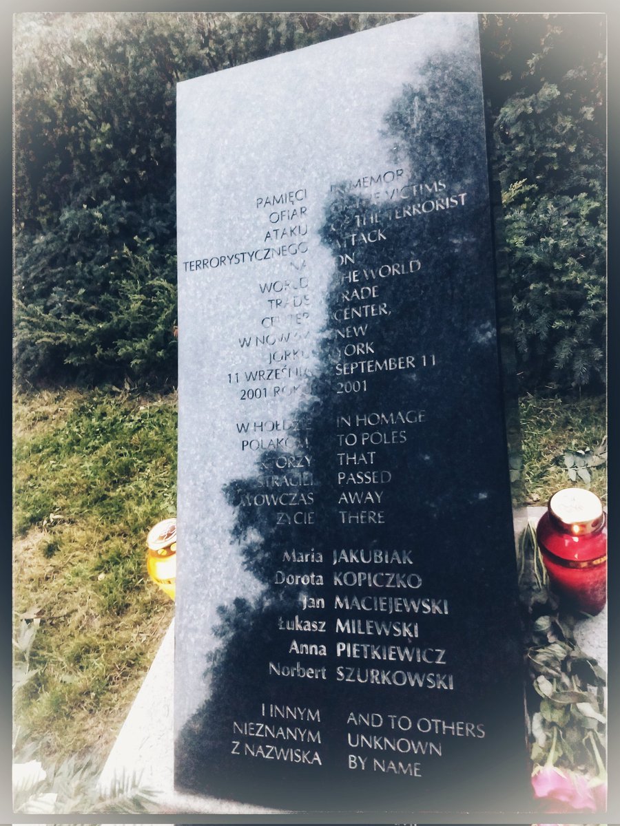 #22latWTC #NeverForget911 #victimsofterrorism :

'Pamięci Ofiar Ataku Terrorystycznego World Trade Center w Nowy Jorku, 11 września 2001 roku. W hołdzie Polakom, którzy stracili wówczas życie. I innym nieznanym z nazwiska' Warszawa 11/09 2021 r.🕯️