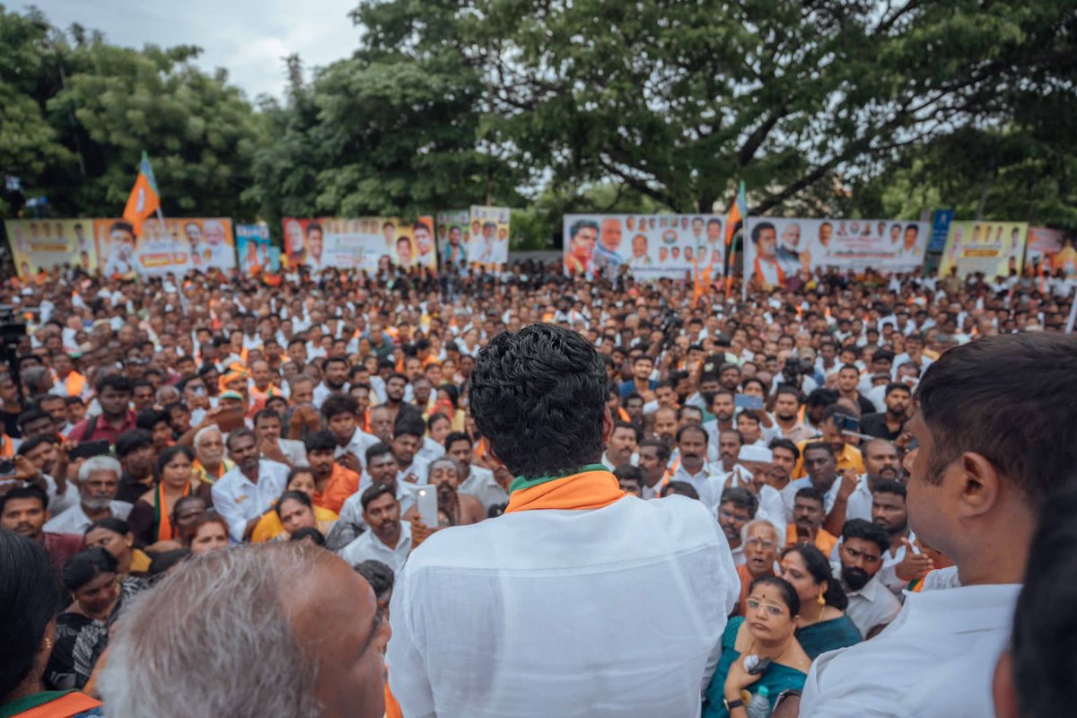 annamalai_k's tweet photo. சனாதன ஒழிப்பு என்ற பெயரில் வேலையற்றவர்கள் சிலர் ஏற்பாடு செய்த கூட்டத்தில் கலந்து கொண்ட இந்து சமய அறநிலையத் துறை அமைச்சர் சேகர் பாபுவை, அமைச்சர் பதவியிலிருந்து  நீக்கச் சொல்லி, தமிழகம் முழுவதும், இந்து சமய அறநிலையத் துறை அலுவலகங்களை முற்றுகையிடும் போராட்டத்தின் ஒரு பகுதியாக, சென்னையில் நடந்த போராட்டத்தில் @BJP4TamilNadu சகோதர சகோதரிகளுடன் இன்று கலந்து கொண்டோம். (1/10)