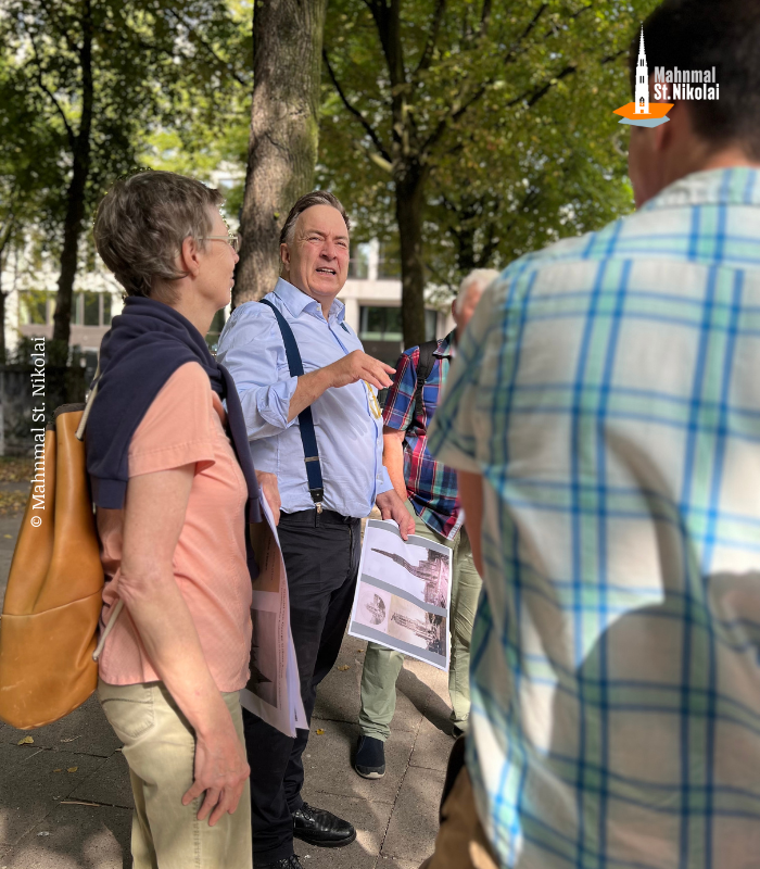 MahnmalNikolai's tweet photo. Versteckte Eigenschaften von Denkmälern – um die ging es gestern am #TagDesOffenenDenkmals unter dem Motto #TalentMonument auch am Mahnmal. Architekt Alk Friedrichsen führte die Teilnehmenden bei seiner Führung nicht nur zu sonst für Gäste unzugängliche Orte am Mahnmal … 1/5 https://t.co/ORILIiEyUQ