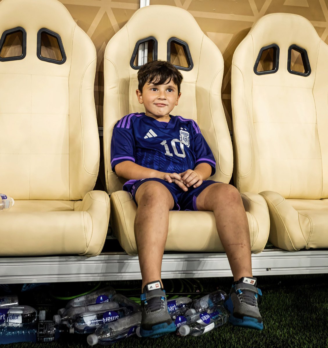 Momento de recordar que Mateo vio a su papá ganar 3 Balones de Oro, 3 Botas de Oro y 17 títulos, entre ellos, la Copa del Mundo.

Y hoy festeja sus 8 años. 🇦🇷🫶🏼