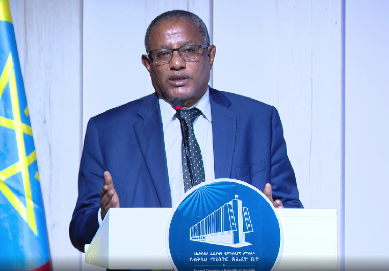 የቀድሞው የአማራ ክልል ርዕሠ መስተዳድር አቶ ገዱ አንዳርጋቸው ዛሬ በአዲስ አበባ ከነጠባቂዎቻቸው ተይዘው ተለቀቁ። አቶ ገዱ ቡልጋሪያ ማዞሪያ የሚባለው አካባቢ ከአምስት በላይ በሚሆኑ የብሔራዊ መረጃ እና የፌዴራል ፖሊስ መኪኖች በተጫኑ የፀጥታ