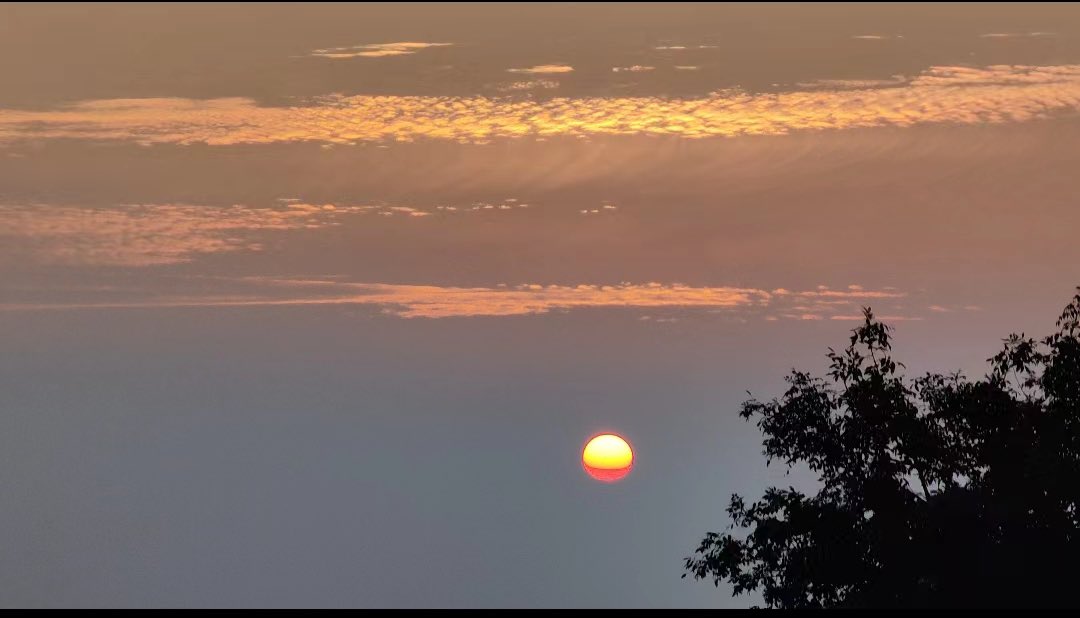 @Yuki_19980423 星期五应该是8号爬的  看见最美日出🌅了 10号应该是没日出  11号的日出最好看 https://t.co/28ljrjVQcD