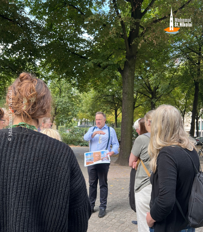 MahnmalNikolai's tweet photo. Versteckte Eigenschaften von Denkmälern – um die ging es gestern am #TagDesOffenenDenkmals unter dem Motto #TalentMonument auch am Mahnmal. Architekt Alk Friedrichsen führte die Teilnehmenden bei seiner Führung nicht nur zu sonst für Gäste unzugängliche Orte am Mahnmal … 1/5 https://t.co/ORILIiEyUQ