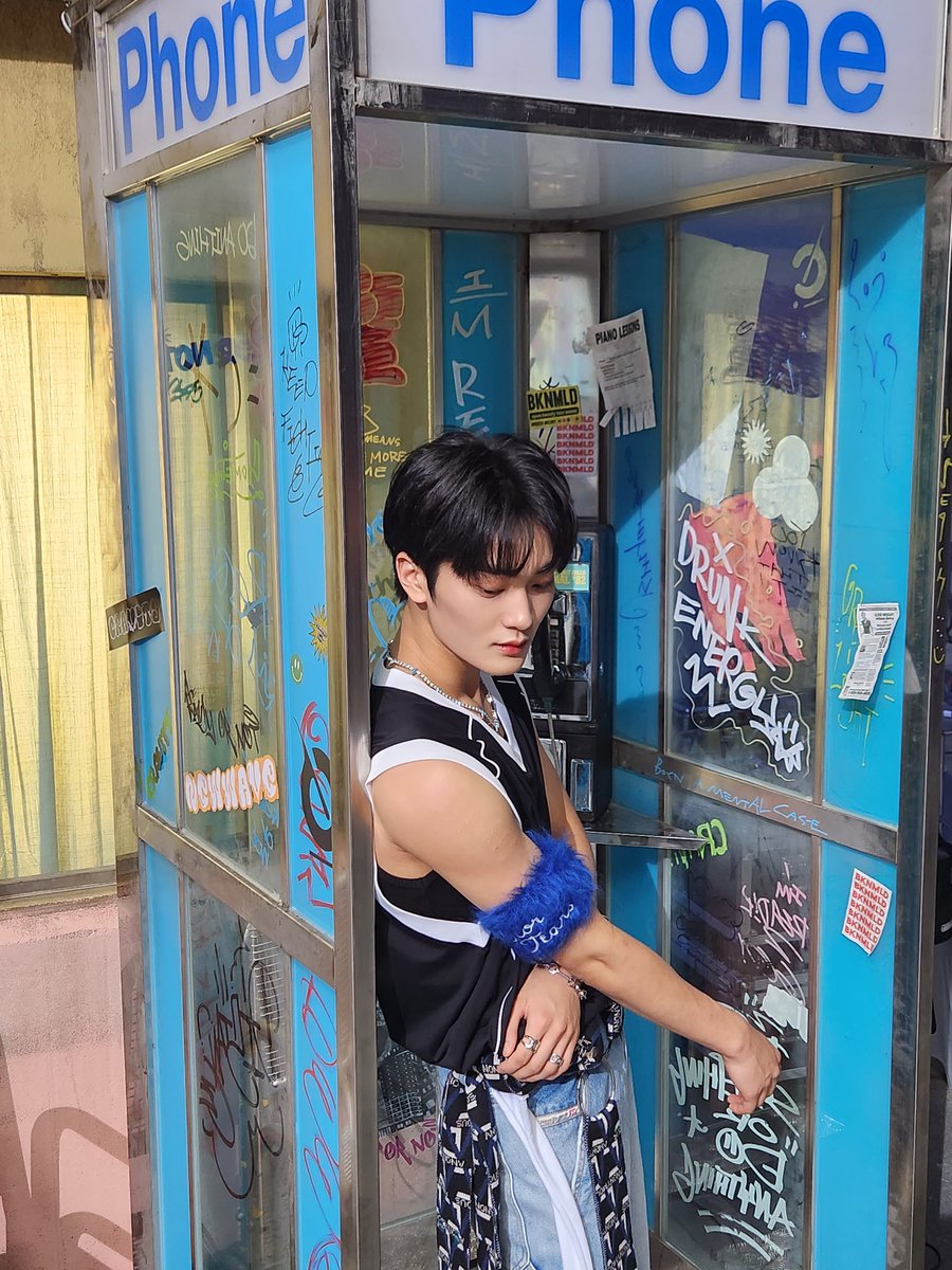 CRAVITY_twt's tweet photo. 크래비티 컴백했다고 여기저기 소문내는중...........
#태영 #TAEYOUNG #SUN_SEEKER https://t.co/n0rJmD8dXb