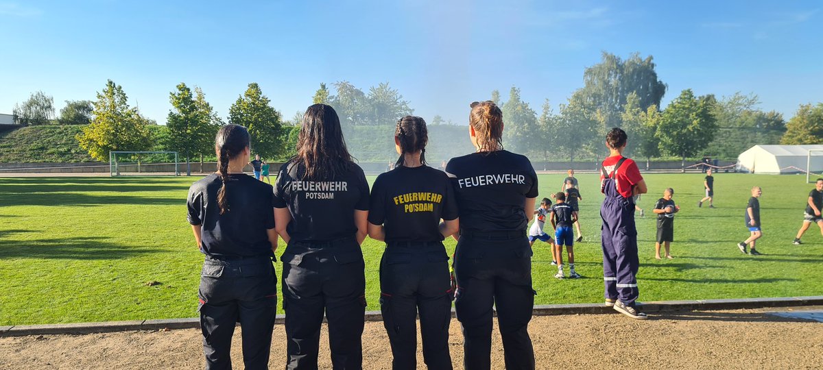 FwPotsdam's tweet photo. 🚒🧒👦🚒 80 Kids und Betreuer trafen sich am Wochenende zum Zeltlager der Stadtjugendfeuerwehr im Volkspark Potsdam. Nachtwanderung, Teamaufgaben aus Erster Hilfe und Feuerwehr, Sport und Tanz machten das Wochenende aus. 
Vor allem aber sehr viel Spaß! 
#Jugendfeuerwehr
^sq+mb https://t.co/YTDg7HHUEI