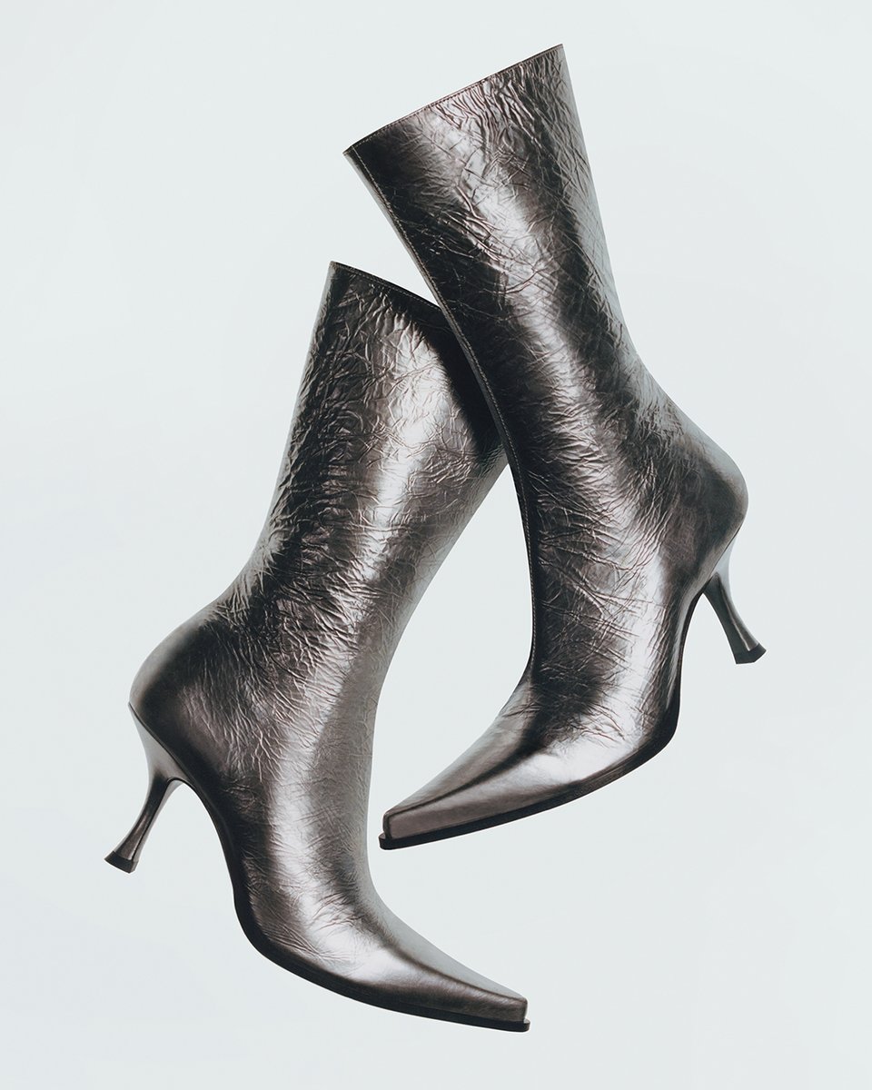 acnestudios's tweet photo. Shiny things. New #AcneStudios boots for the season have arrived in store and online.
Photographer: #JeanMarieBinet
Set designer: #AliceKirkpatrick https://t.co/dkbHsotQyn