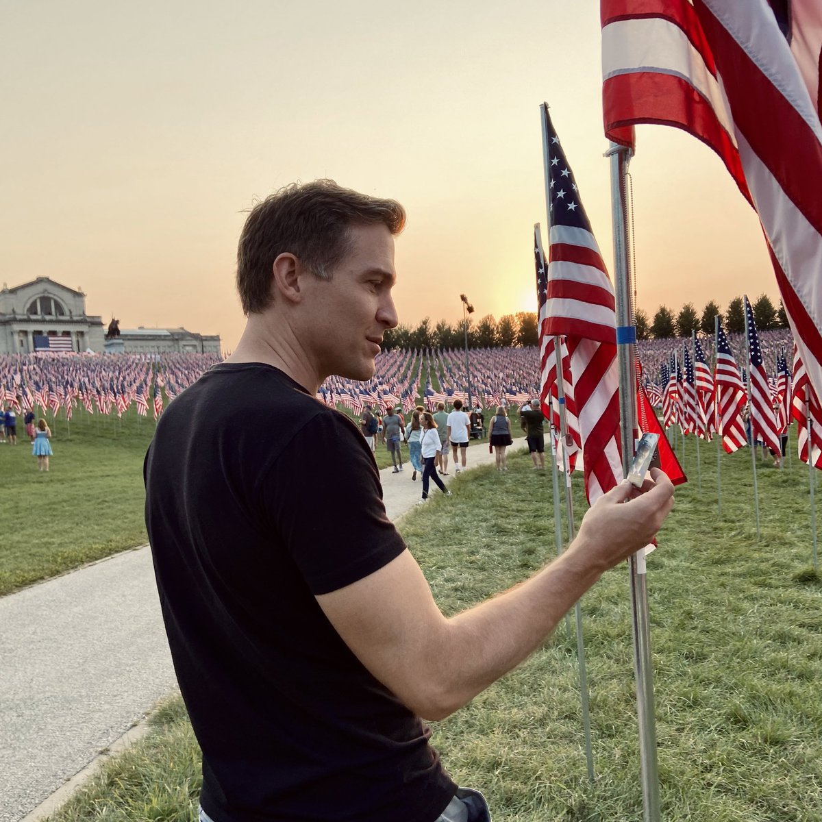 LucasKunceMO's tweet photo. At @FlagsofValorSTL in 2021, I found flags dedicated to two Marines from my battalion in Afghanistan — two among 7,500+ flags placed to honor fallen 9/11 first responders and service members who died in the wars that followed.

This is what war looks like. The cost is too high. https://t.co/yC9qeoAxVQ