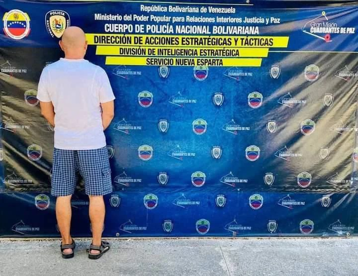 Mariusz Przysiuda de 52 años y  poderoso narcotraficante Polaco,fue detenido por funcionarios de la Policía Nacional (PNB) en el urbanismo Luisa Cáceres de Arismendi,La Auyama,en la isla de Margarita,estado Nueva Esparta.
El mismo pertenece a una red internacional de narcotráfico