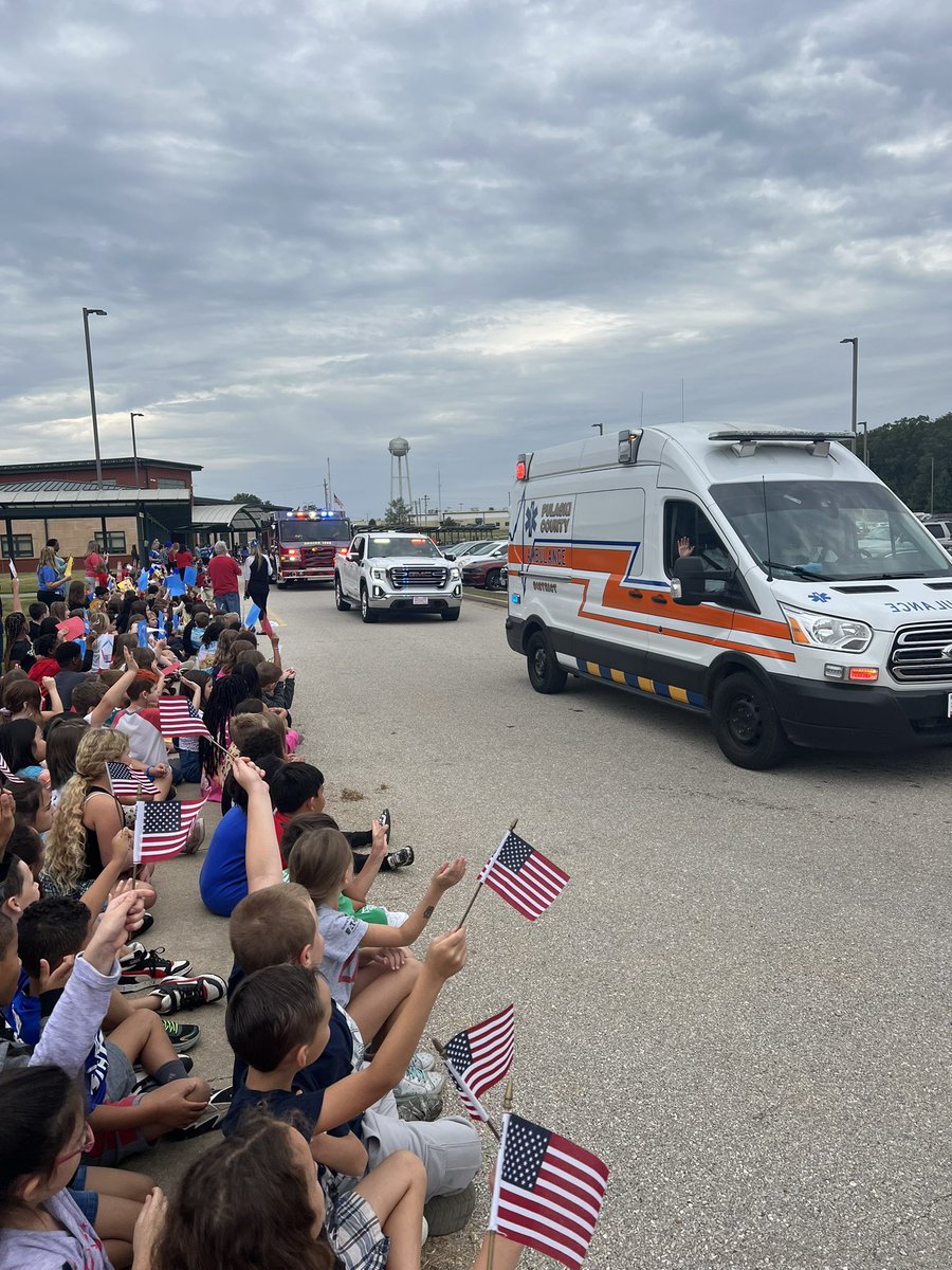 NikiDailey1's tweet photo. Patriot Day Parade!❤️💙❤️💙 #LetFreedomRoar @FreedomTigers1 https://t.co/5Pw0tBFsnQ