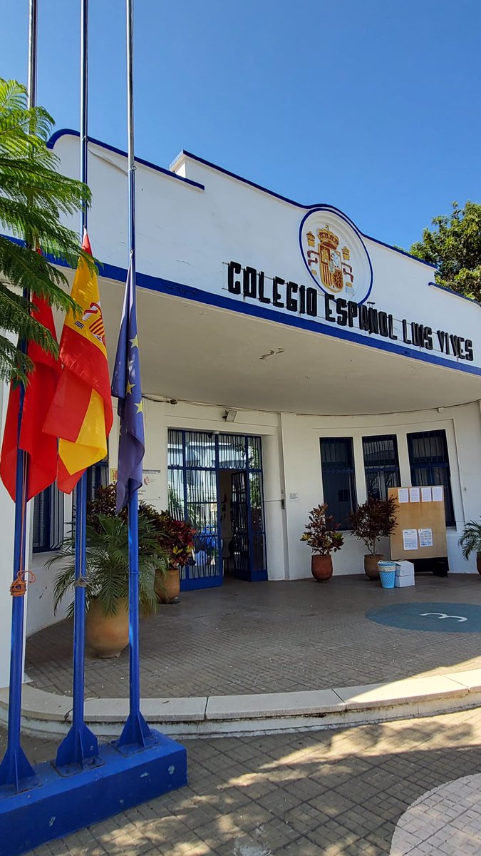 VivesCe's tweet photo. Las banderas de nuestro centro permanecen izadas a media asta en señal de luto oficial y todo el alumnado y el profesorado del centro ha guardado hoy un minuto de silencio en recuerdo y solidaridad con las víctimas del terremoto acaecido el pasado viernes 🇲🇦🇪🇸
@ConsejeriaEduc1 https://t.co/TzsFDc5fi3