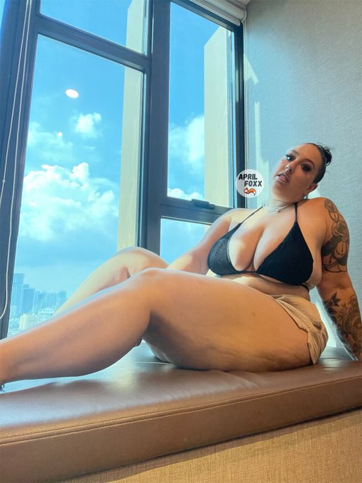 1 pic. What view is better? Front, back or the city? ?️ https://t.co/wYNVyuCDMP