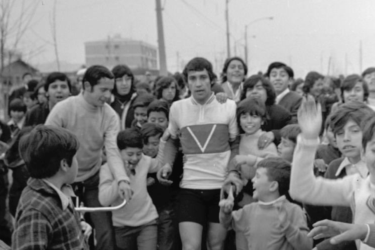 eabarzua's tweet photo. Sergio Tormen, campeón nacional de ciclismo. Detenido el 20 de julio de 1974 por la DINA. Su familia todavía espera noticias de su paradero. Su hermano Peter, tras ganar la Vuelta de Chile en 1987, le hizo un homenaje en vivo. Lo censuraron. #NuncaMás https://t.co/IloNzd3gpD