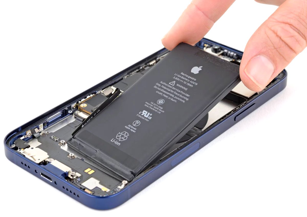 leaks_legit's tweet image. iPhone 15 will have a rechargeable battery