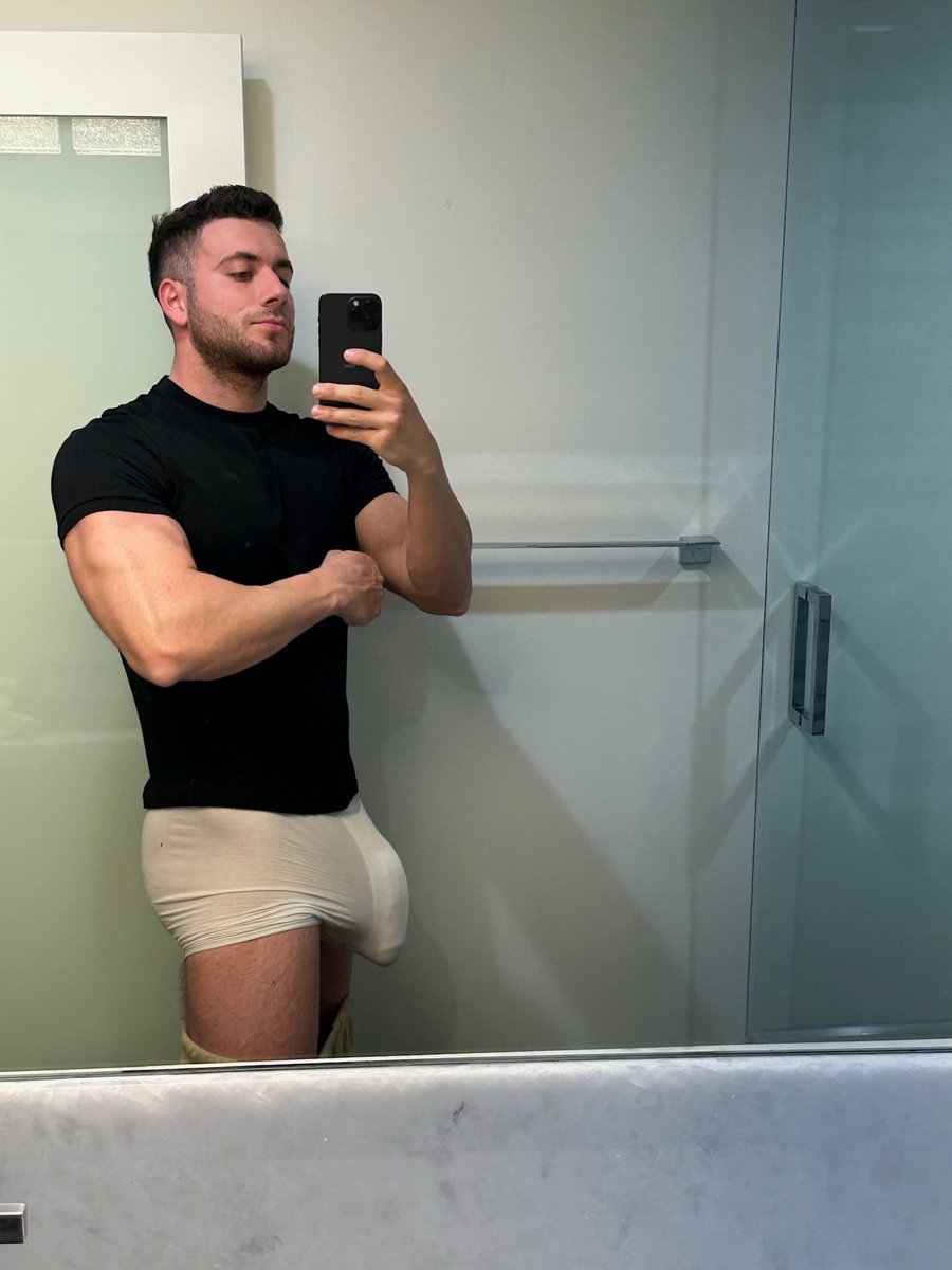 RT if you’d date me😏 #fitness