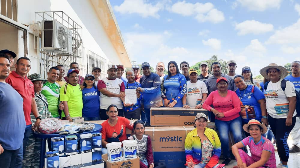 En Anzoátegui, el PSUV arranca jornadas trabajo voluntario en centros de salud.

#ConMaduroMásGestión #ConMaduroMasPueblo #anzoategui #psuv

<a href="/NicolasMaduro/">Nicolás Maduro</a> <a href="/dcabellor/">Diosdado Cabello R</a>
<a href="/partidoPSUV/">PSUV</a> <a href="/jorgerpsuv/">Jorge Rodríguez</a>
<a href="/luismarcanos/">Luis Marcano</a> <a href="/pinfantea/">Pedro Infante A.</a>
<a href="/mercedess_PSUV/">Mercedes Sánchez</a> <a href="/BucanGilberto/">BucanGilberto</a>
<a href="/Ingridcortezg/">INGRID CORTEZ</a> <a href="/anyerhenriquezm/">Anyer Henríquez Medina</a>